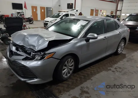 2020 Toyota Camry Le Awd z USA, uszkodzony, nr VIN 4T1C11BKXLU007271